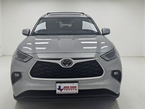 Used 2024 Toyota Highlander XLE image 3