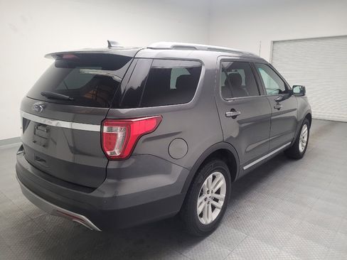 Used 2017 Ford Explorer XLT image 9