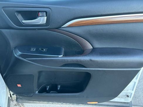 Used 2017 Toyota Highlander Limited image 31