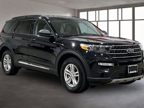 Used 2022 Ford Explorer XLT w/ Equipment Group 202A AWD/4WD image 11