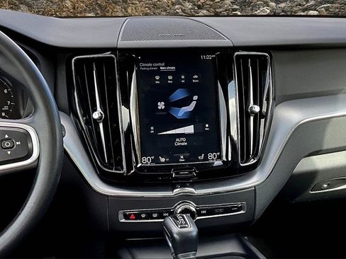 Used 2019 Volvo XC60 T6 Momentum w/ Multimedia Package image 6