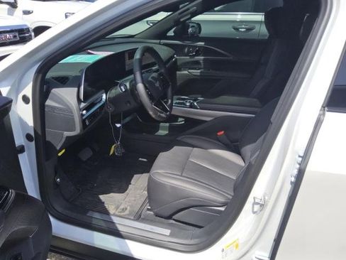Used 2025 Cadillac Lyriq Luxury RWD image 14