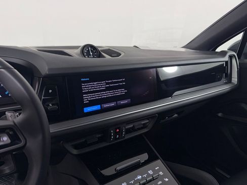 Certified 2025 Porsche Cayenne Coupe AWD/4WD image 25