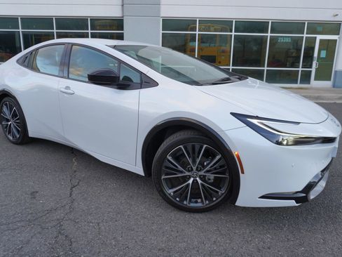 Used 2025 Toyota Prius XLE image 1