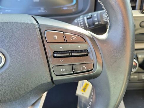 Used 2023 Hyundai Venue SEL image 19