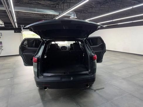 Used 2022 Chevrolet Traverse LT FWD image 44