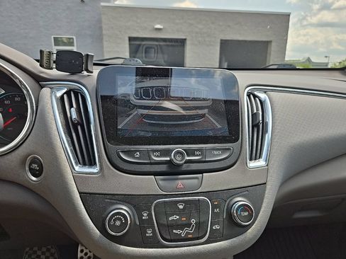 Used 2017 Chevrolet Malibu LT FWD image 23