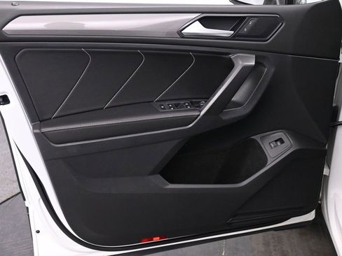 Used 2022 Volkswagen Tiguan SE w/ Panoramic Sunroof Package image 13