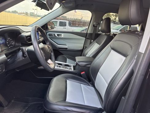 Used 2022 Ford Explorer XLT w/ Equipment Group 202A image 8