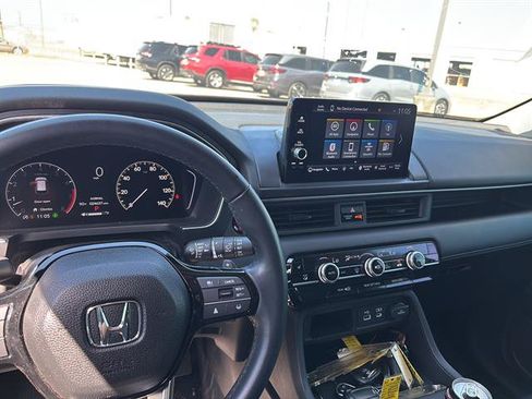 Used 2025 Honda Pilot Touring image 9