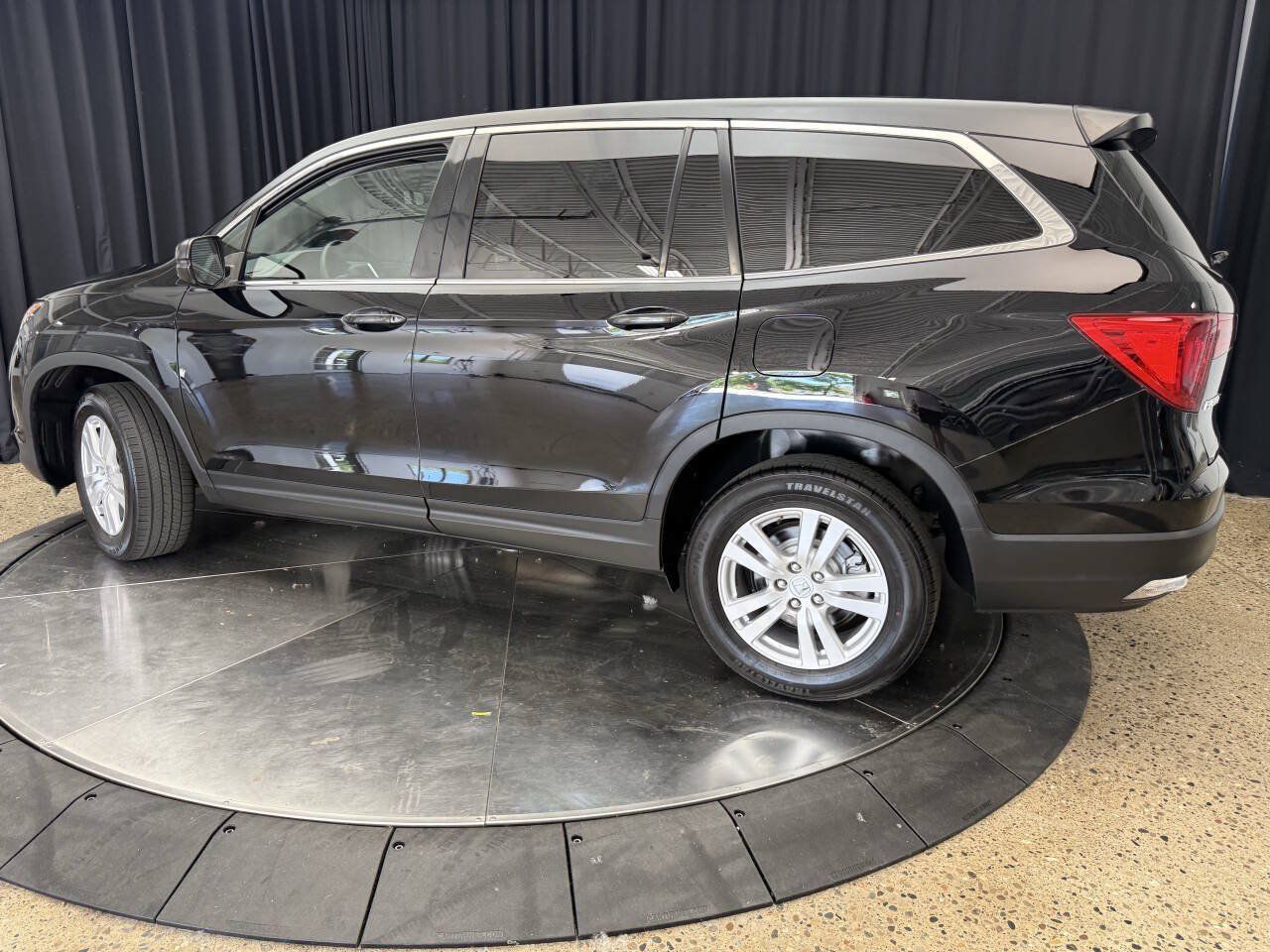 Used 2017 Honda Pilot LX image 5