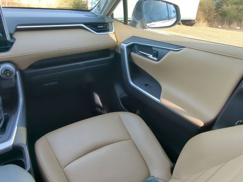 Used 2020 Toyota RAV4 Limited image 15