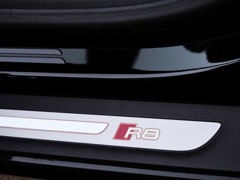 Used 2017 Audi R8 V10 w/ Carbon Exterior Package image 21