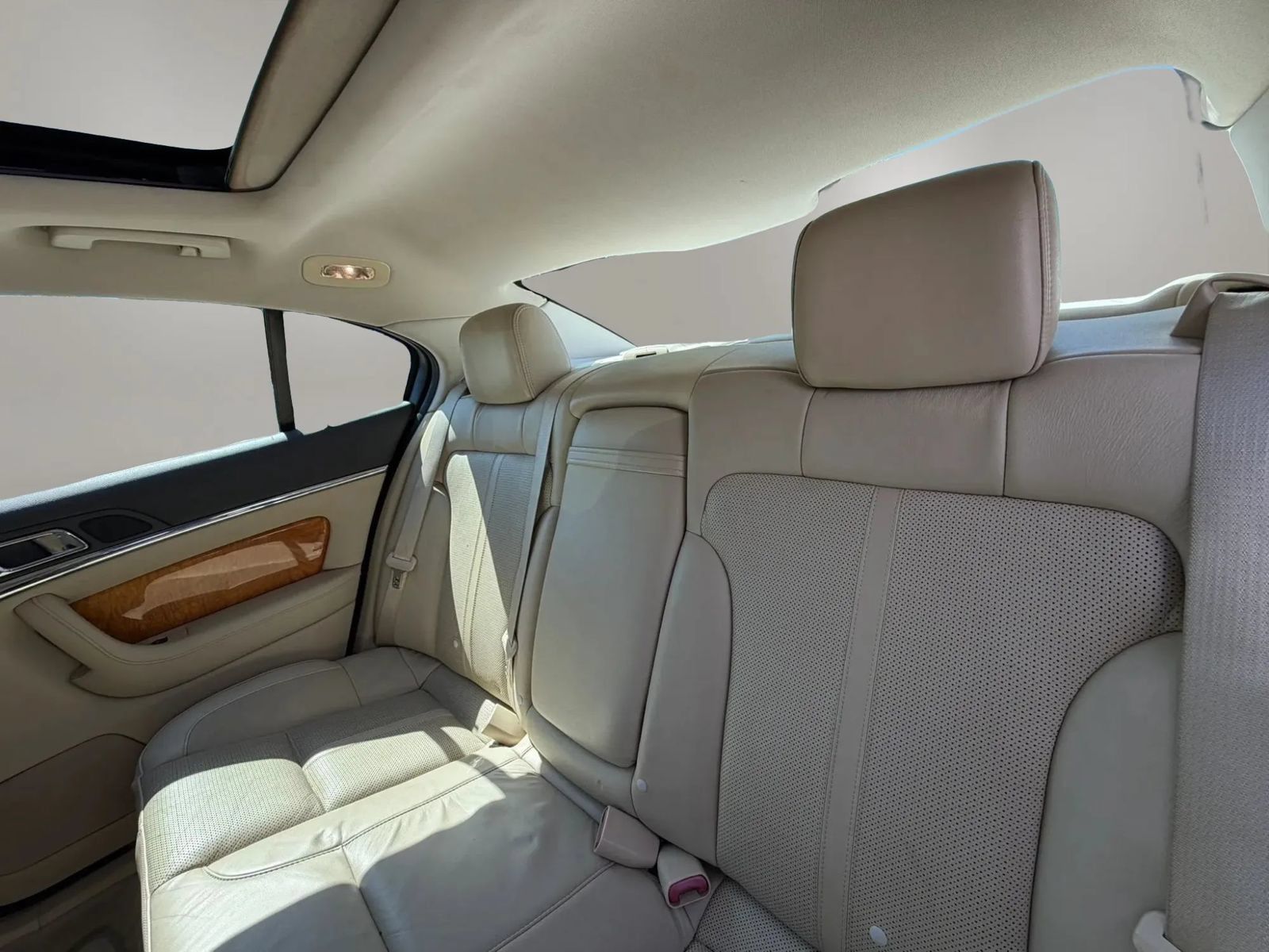 Used 2012 Lincoln MKS FWD image 25