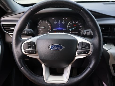 Used 2022 Ford Explorer XLT w/ Equipment Group 202A AWD/4WD image 29