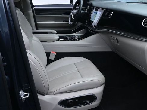 Used 2022 Jeep Wagoneer Series III w/ Flexible Seating Group image 29