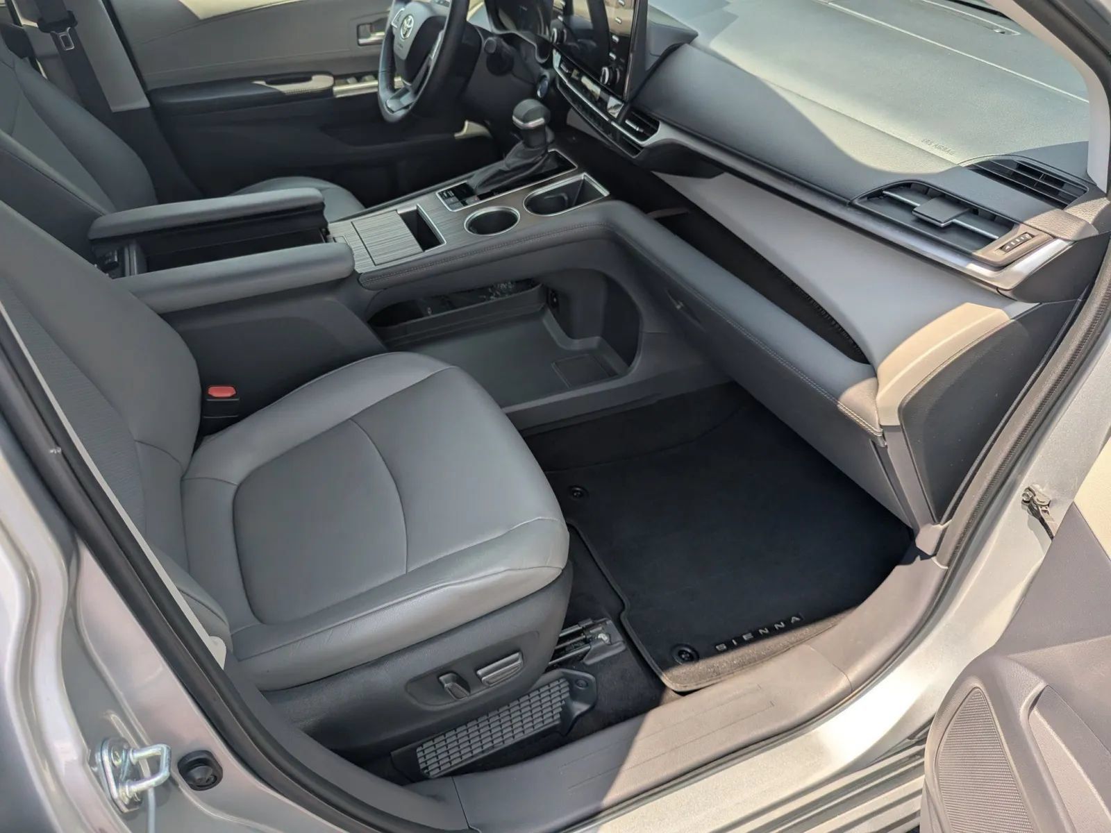 Used 2022 Toyota Sienna XLE FWD image 12