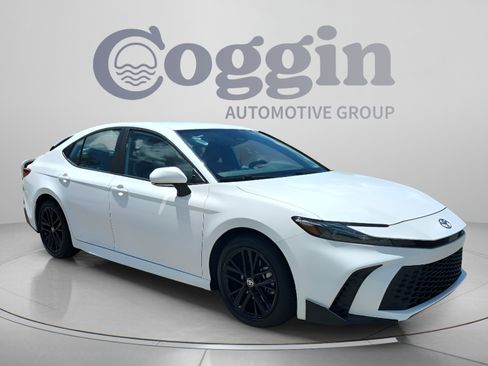Used 2025 Toyota Camry SE w/ Convenience Package FWD image 7