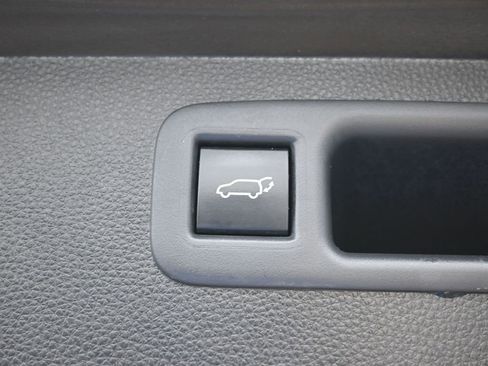 Used 2023 Toyota Highlander XLE image 19