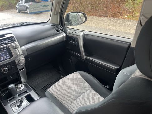 Used 2018 Toyota 4Runner SR5 AWD/4WD image 12