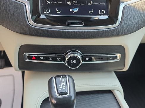Used 2020 Volvo XC90 T6 Momentum AWD/4WD image 18