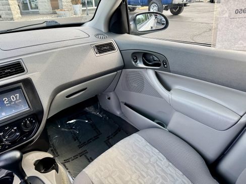 Used 2005 Ford Focus ZX4 Sedan FWD image 17