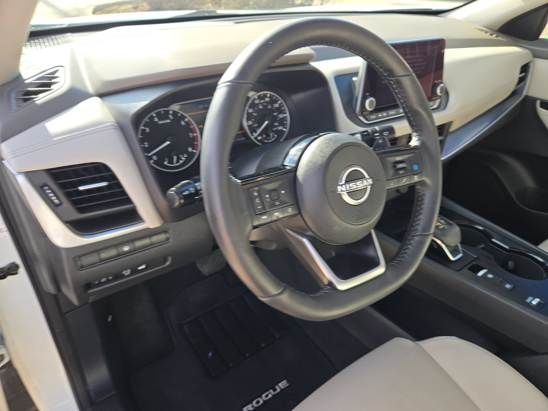 Used 2023 Nissan Rogue SV w/ SV Premium B Package FWD image 11