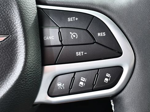 Used 2026 Chrysler Pacifica Select FWD image 32