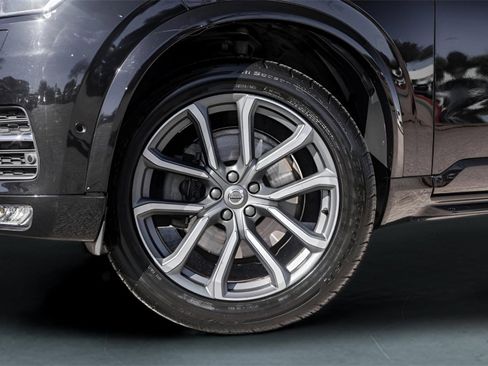 Used 2017 Volvo XC90 T6 Momentum w/ Vision Package image 3