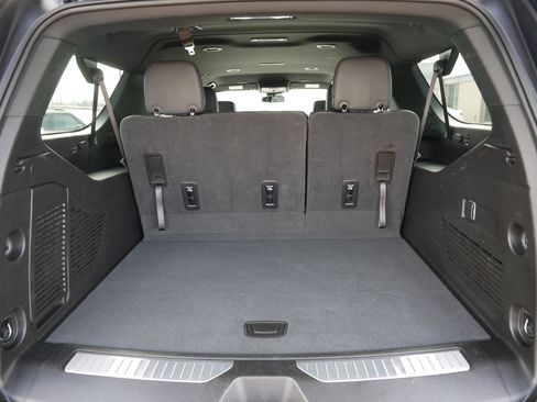 Used 2025 Chevrolet Suburban Z71 image 18