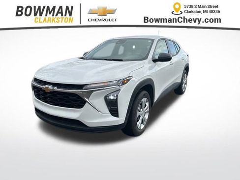 Used 2024 Chevrolet Trax LS w/ Driver Confidence Package image 1