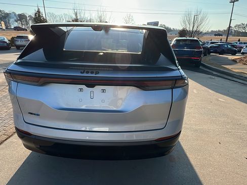 Used 2024 Jeep Wagoneer Launch Edition w/ Trailer Tow Group image 9