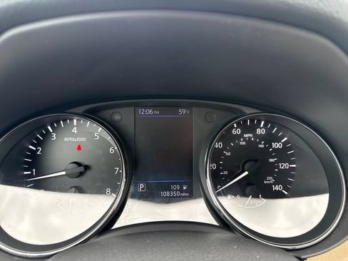 Used 2018 Nissan Rogue SV w/ Sun & Sound Touring Package AWD/4WD image 28