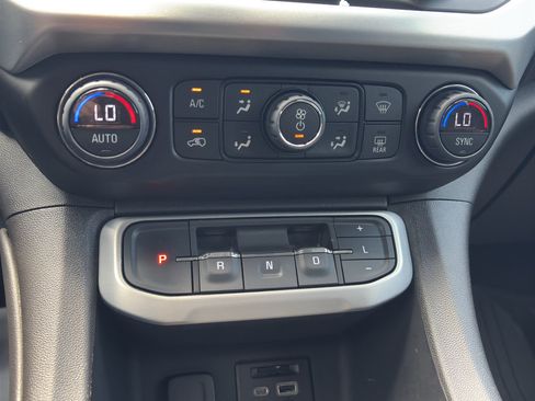 Used 2023 GMC Acadia SLT w/ Elevation Edition FWD image 25