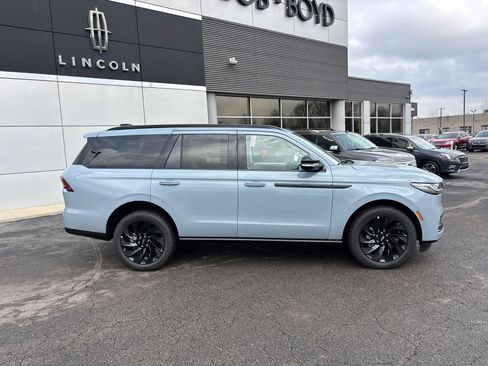 New 2026 Lincoln Navigator Reserve w/ Jet Appearance Package AWD/4WD image 8