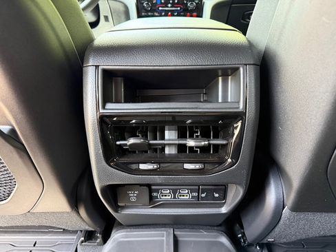 Used 2025 Jeep Grand Cherokee Limited w/ Luxury Tech Group II image 16