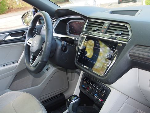 Used 2022 Volkswagen Tiguan SEL R-Line image 10