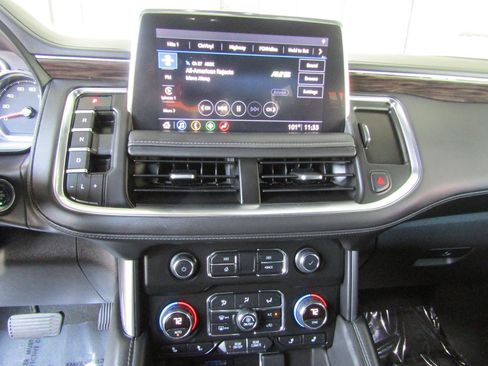 Used 2021 Chevrolet Suburban LT w/ Luxury Package RWD image 18