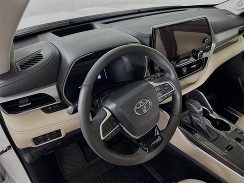 Used 2023 Toyota Highlander Platinum image 9