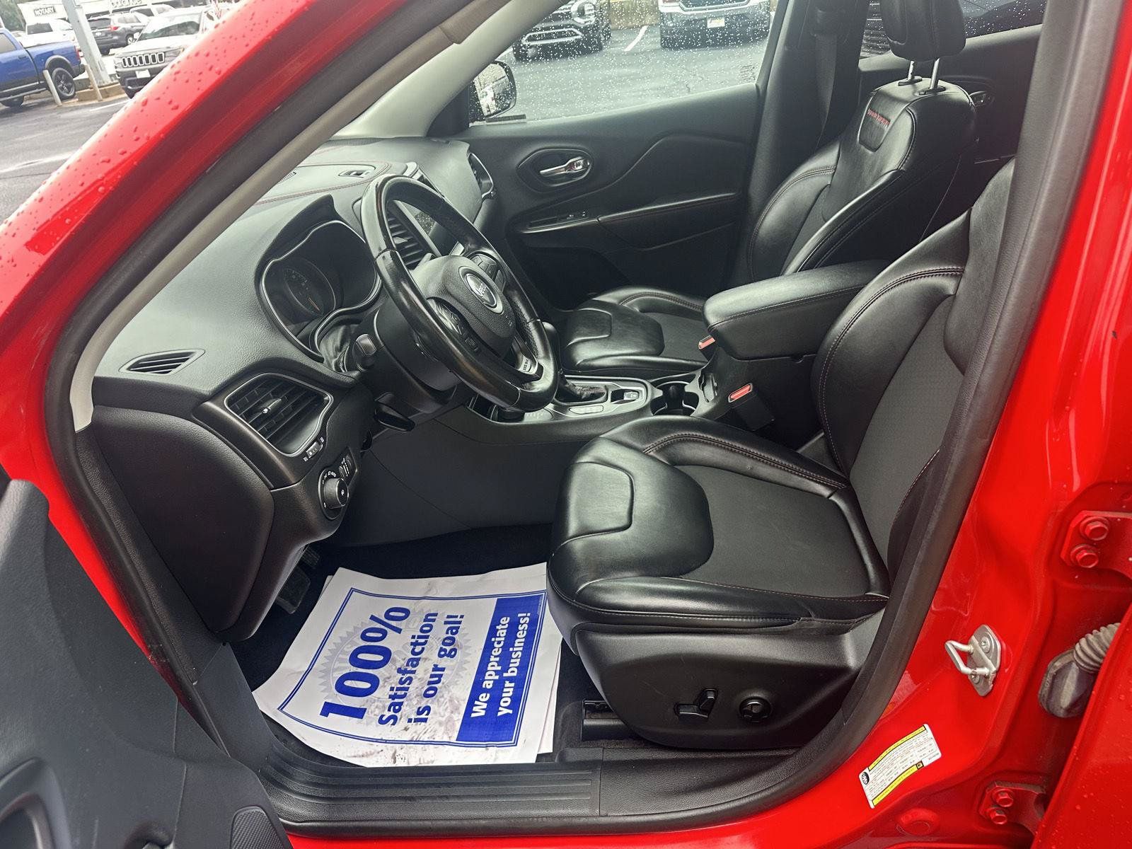 Used 2019 Jeep Cherokee Trailhawk AWD/4WD image 18