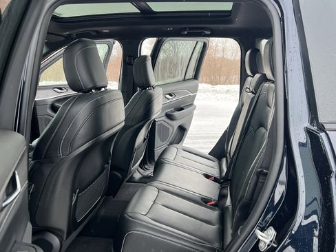 Used 2024 Jeep Grand Cherokee Limited w/ Black Appearance Package image 37