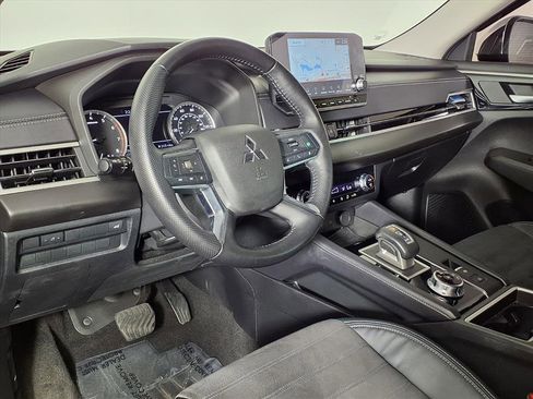 Used 2023 Mitsubishi Outlander SE image 16