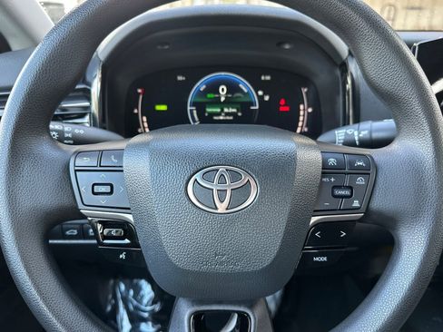 Used 2025 Toyota Camry LE FWD image 18