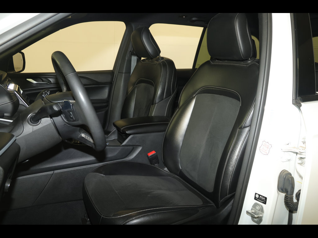 Used 2024 Jeep Grand Cherokee Altitude AWD/4WD image 23