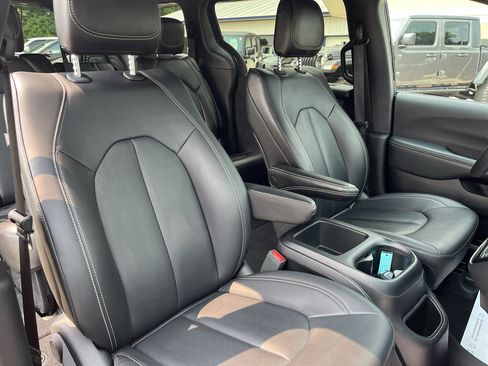 Used 2025 Chrysler Pacifica Select FWD image 15