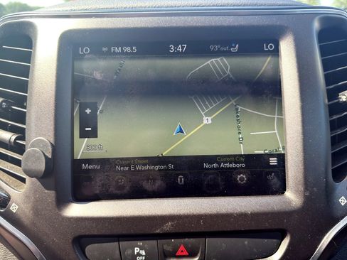 Used 2020 Jeep Cherokee Trailhawk AWD/4WD image 19