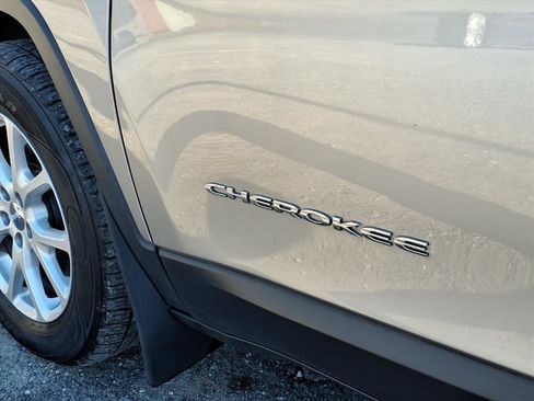 Used 2017 Jeep Cherokee Latitude image 10