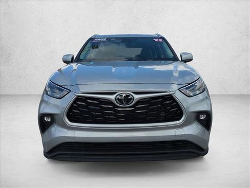 Used 2022 Toyota Highlander XLE FWD image 2