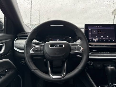 Used 2024 Jeep Compass Latitude image 19