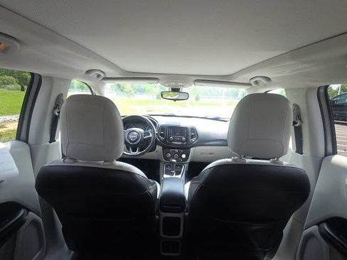 Used 2018 Jeep Compass Latitude FWD image 13